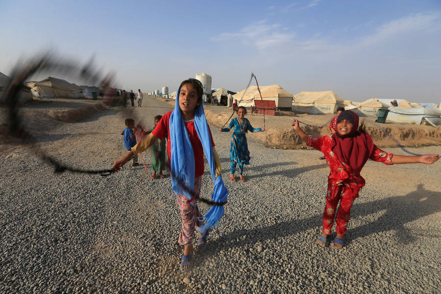 Imágenes de niños en el campamento de ACNUR preparado para los refugiados en Hammam al-Alil 
