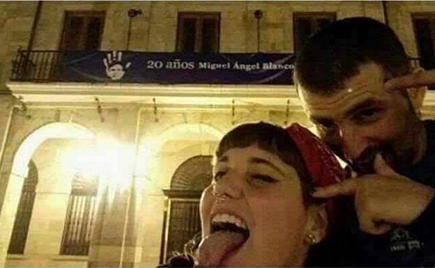 Irene Carril y Pelayo Serantes, en la imagen que colgaron en Facebook ante el Ayuntamiento de Oviedo. 