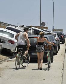 Imagen secundaria 2 - El Peñón del Cuervo suele agotar sus plazas a primera hora de la mañana. Abajo, a la izquierda, en la playa de Maro se ha colocado una barrera para evitar problemas. A la derecha, los coches, totalmente girados en la zona de El Tintero.