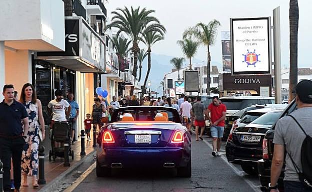 Banús ya vive su tradicional ambiente estival, con sus muelles colmados de turistas entre descapotables y yates.