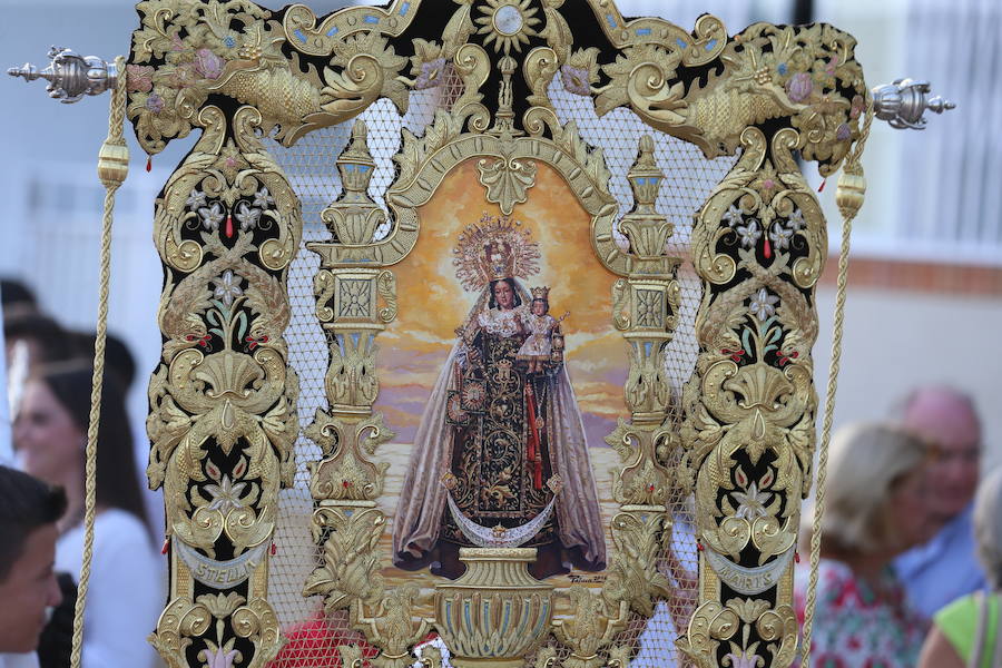 La Virgen del Carmen ya ha comenzado a bendecir el litoral malagueño. La patrona de los marineros recorre en procesión varios barrios de la capital como El Palo y Pedregalejo.