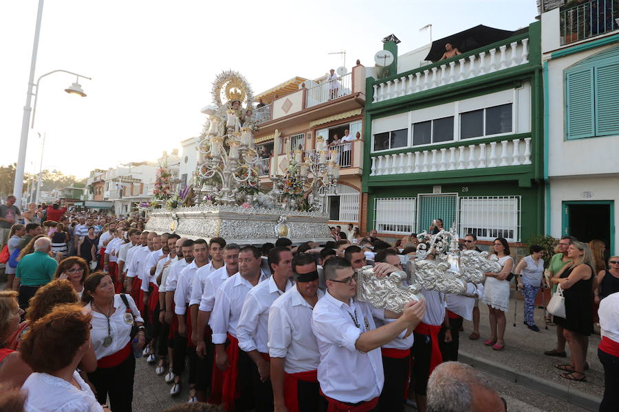 La Virgen del Carmen ya ha comenzado a bendecir el litoral malagueño. La patrona de los marineros recorre en procesión varios barrios de la capital como El Palo y Pedregalejo.