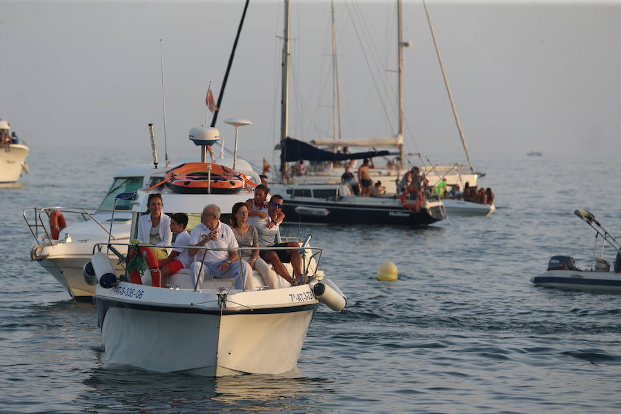 La Virgen del Carmen ya ha comenzado a bendecir el litoral malagueño. La patrona de los marineros recorre en procesión varios barrios de la capital como El Palo y Pedregalejo.