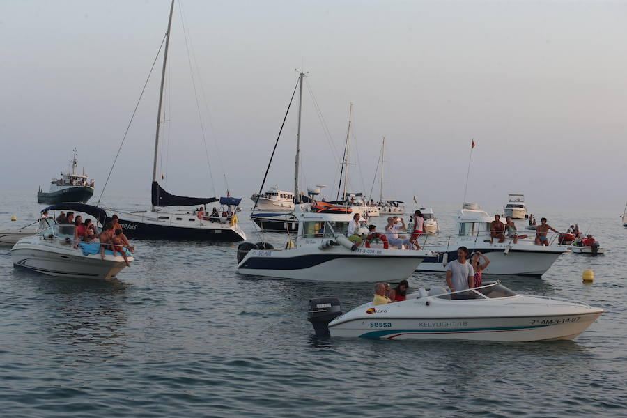 La Virgen del Carmen ya ha comenzado a bendecir el litoral malagueño. La patrona de los marineros recorre en procesión varios barrios de la capital como El Palo y Pedregalejo.