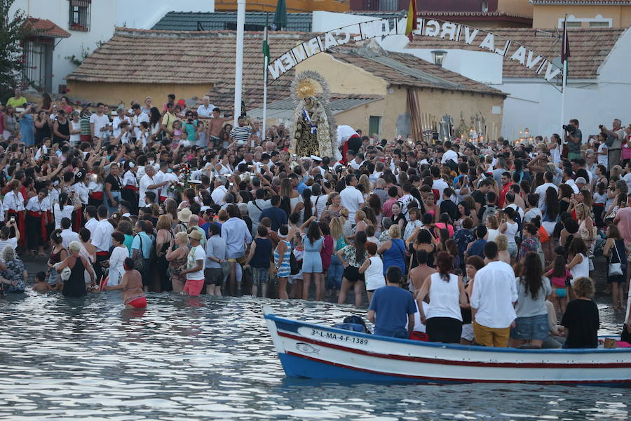 La Virgen del Carmen ya ha comenzado a bendecir el litoral malagueño. La patrona de los marineros recorre en procesión varios barrios de la capital como El Palo y Pedregalejo.