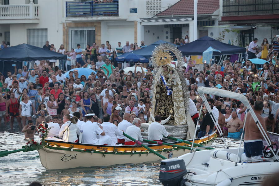 La Virgen del Carmen ya ha comenzado a bendecir el litoral malagueño. La patrona de los marineros recorre en procesión varios barrios de la capital como El Palo y Pedregalejo.