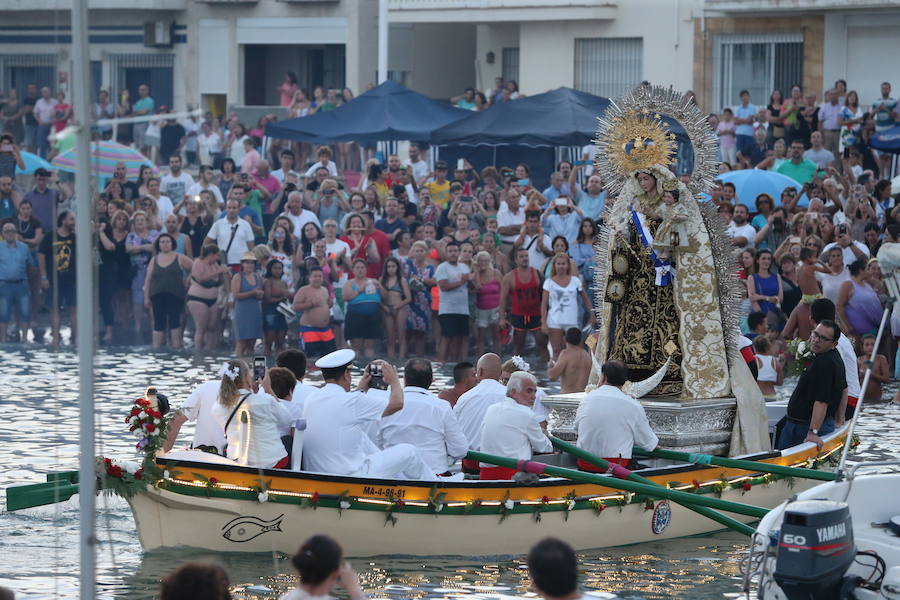 La Virgen del Carmen ya ha comenzado a bendecir el litoral malagueño. La patrona de los marineros recorre en procesión varios barrios de la capital como El Palo y Pedregalejo.