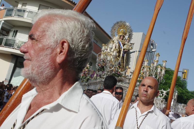 La Virgen del Carmen ya ha comenzado a bendecir el litoral malagueño. La patrona de los marineros recorre en procesión varios barrios de la capital