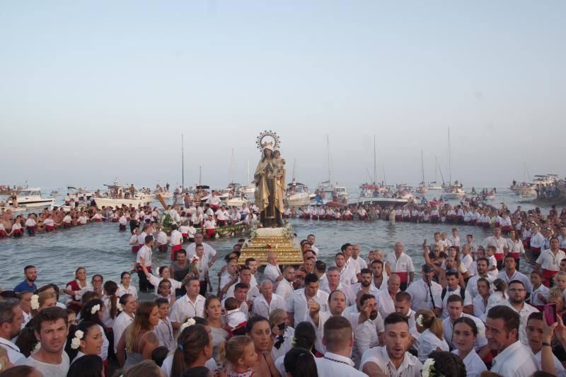 La Virgen del Carmen ya ha comenzado a bendecir el litoral malagueño. La patrona de los marineros recorre en procesión varios barrios de la capital como El Palo y Pedregalejo.