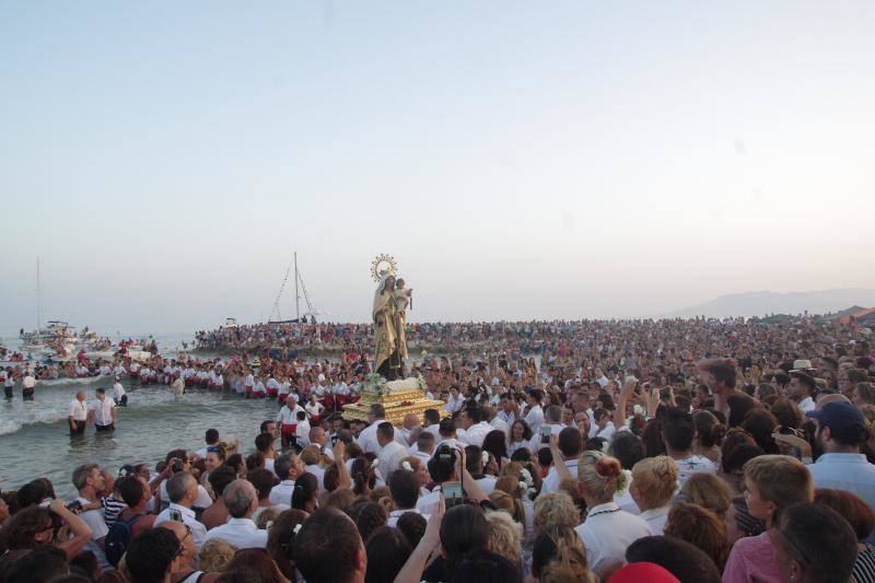 La Virgen del Carmen ya ha comenzado a bendecir el litoral malagueño. La patrona de los marineros recorre en procesión varios barrios de la capital como El Palo y Pedregalejo.