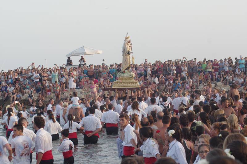 La Virgen del Carmen ya ha comenzado a bendecir el litoral malagueño. La patrona de los marineros recorre en procesión varios barrios de la capital como El Palo y Pedregalejo.