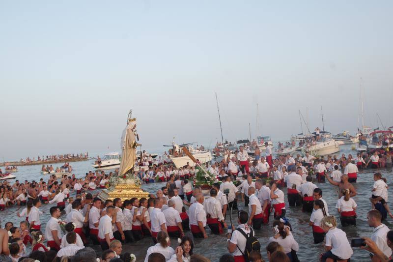 La Virgen del Carmen ya ha comenzado a bendecir el litoral malagueño. La patrona de los marineros recorre en procesión varios barrios de la capital como El Palo y Pedregalejo.