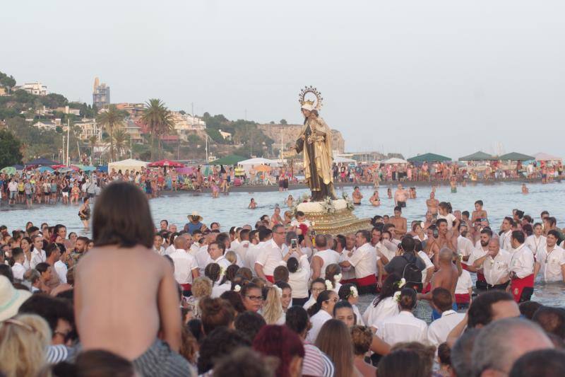 La Virgen del Carmen ya ha comenzado a bendecir el litoral malagueño. La patrona de los marineros recorre en procesión varios barrios de la capital como El Palo y Pedregalejo.