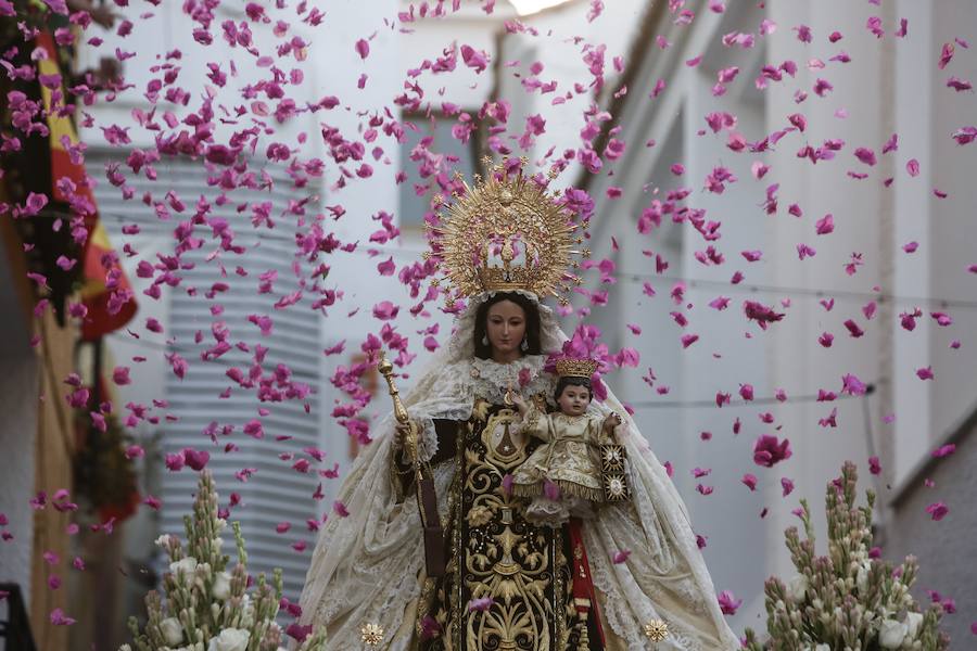 La patrona de los marineros procesiona por Torremolinos, Benalmádena, Fuengirola o Marbella, entre otras localidades de la costa occidental de Málaga. 