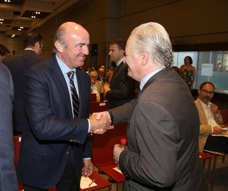 El ministro de Economía, Industria y Competitividad, Luis de Guindos, repasó el estado de la economía española en un desayuno coloquio organizado por SUR y Unicaja Banco.