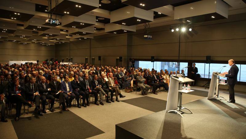 El ministro de Economía, Industria y Competitividad, Luis de Guindos, repasó el estado de la economía española en un desayuno coloquio organizado por SUR y Unicaja Banco.