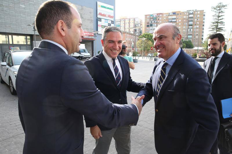 El ministro de Economía, Industria y Competitividad, Luis de Guindos, repasó el estado de la economía española en un desayuno coloquio organizado por SUR y Unicaja Banco.