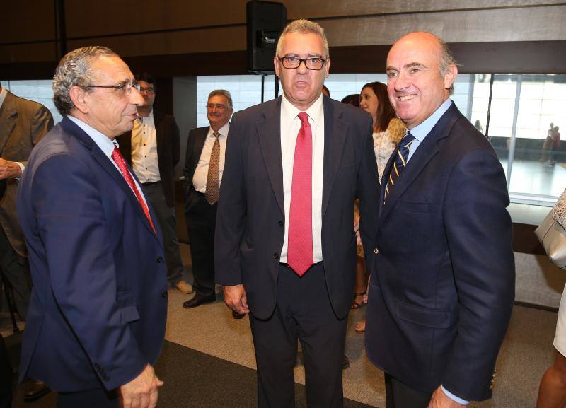 El ministro de Economía, Industria y Competitividad, Luis de Guindos, repasó el estado de la economía española en un desayuno coloquio organizado por SUR y Unicaja Banco.