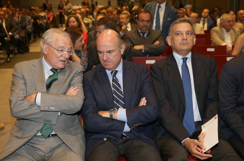 El ministro de Economía, Industria y Competitividad, Luis de Guindos, repasó el estado de la economía española en un desayuno coloquio organizado por SUR y Unicaja Banco.