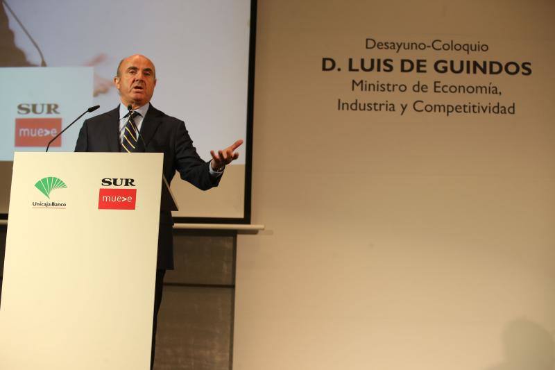 El ministro de Economía, Industria y Competitividad, Luis de Guindos, repasó el estado de la economía española en un desayuno coloquio organizado por SUR y Unicaja Banco.