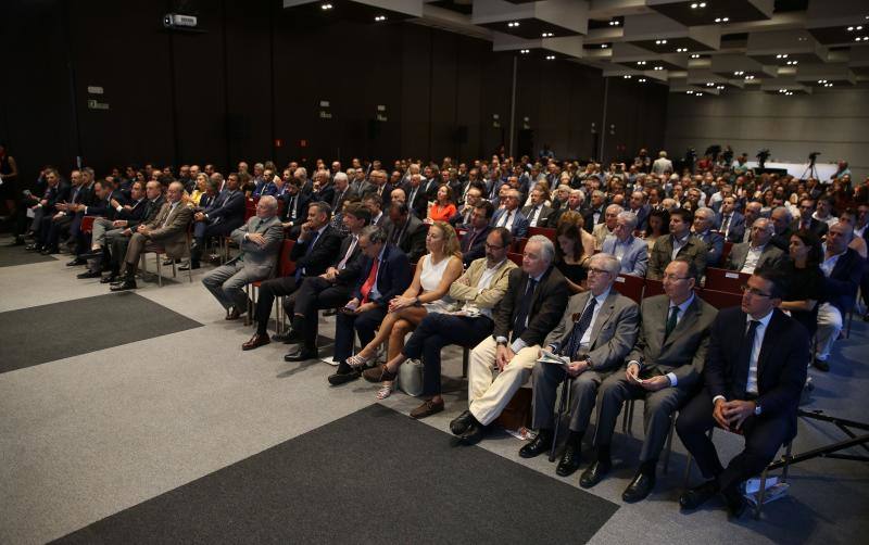 El ministro de Economía, Industria y Competitividad, Luis de Guindos, repasó el estado de la economía española en un desayuno coloquio organizado por SUR y Unicaja Banco.