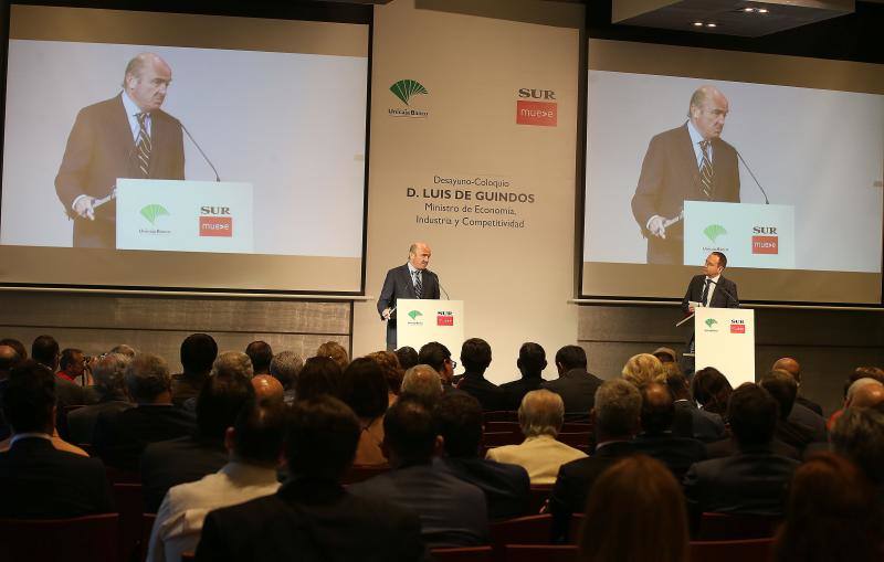 El ministro de Economía, Industria y Competitividad, Luis de Guindos, repasó el estado de la economía española en un desayuno coloquio organizado por SUR y Unicaja Banco.