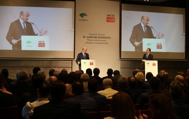 El ministro de Economía, Industria y Competitividad, Luis de Guindos, repasó el estado de la economía española en un desayuno coloquio organizado por SUR y Unicaja Banco.