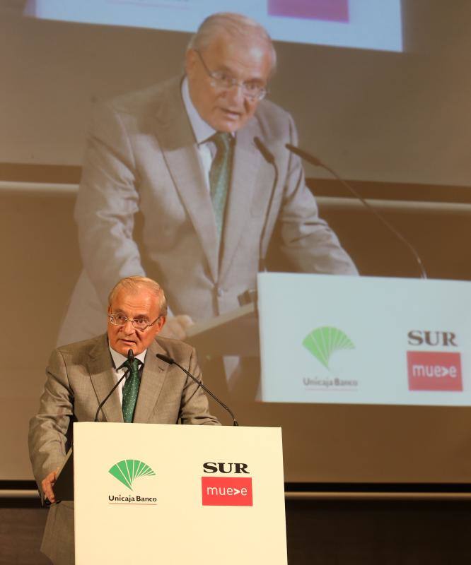 El ministro de Economía, Industria y Competitividad, Luis de Guindos, repasó el estado de la economía española en un desayuno coloquio organizado por SUR y Unicaja Banco.