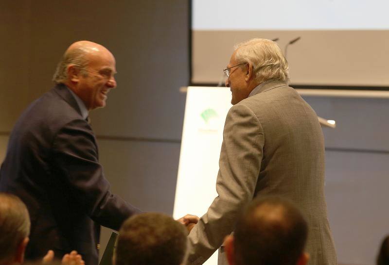 El ministro de Economía, Industria y Competitividad, Luis de Guindos, repasó el estado de la economía española en un desayuno coloquio organizado por SUR y Unicaja Banco.