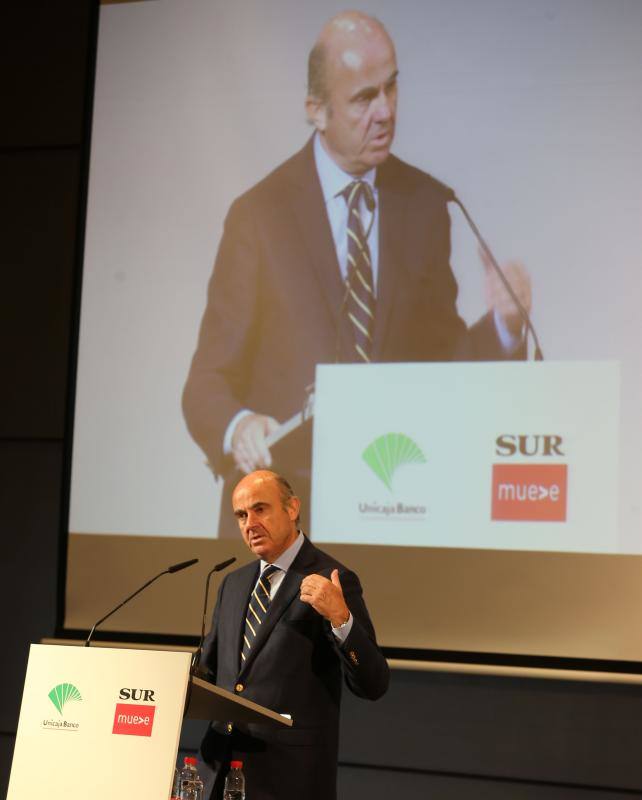 El ministro de Economía, Industria y Competitividad, Luis de Guindos, repasó el estado de la economía española en un desayuno coloquio organizado por SUR y Unicaja Banco.