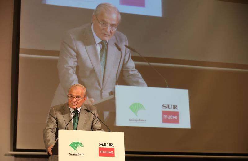 El ministro de Economía, Industria y Competitividad, Luis de Guindos, repasó el estado de la economía española en un desayuno coloquio organizado por SUR y Unicaja Banco.