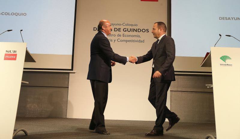 El ministro de Economía, Industria y Competitividad, Luis de Guindos, repasó el estado de la economía española en un desayuno coloquio organizado por SUR y Unicaja Banco.