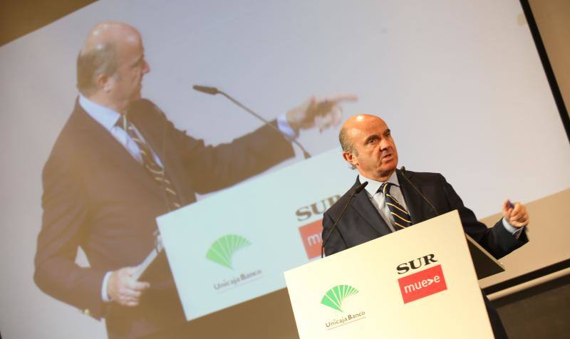 El ministro de Economía, Industria y Competitividad, Luis de Guindos, repasó el estado de la economía española en un desayuno coloquio organizado por SUR y Unicaja Banco.
