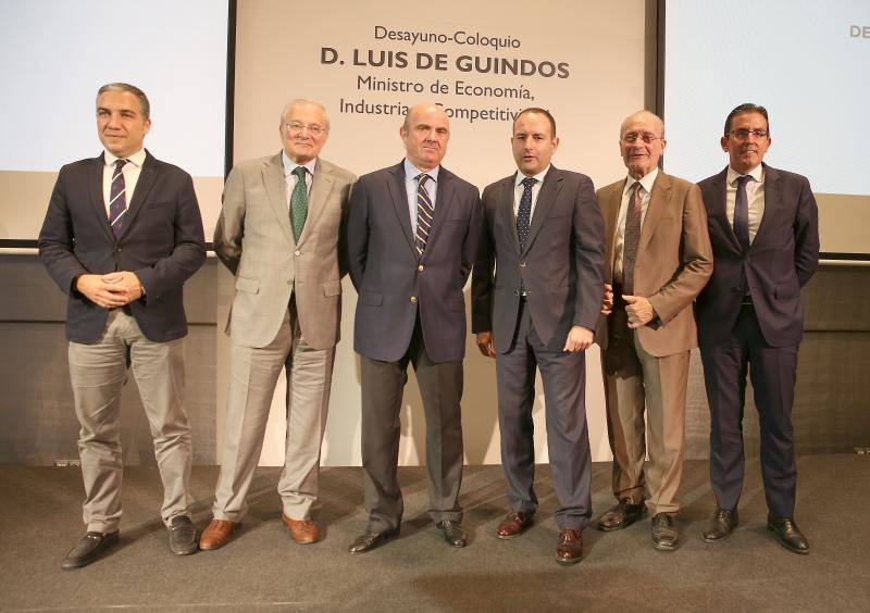 El ministro de Economía, Industria y Competitividad, Luis de Guindos, repasó el estado de la economía española en un desayuno coloquio organizado por SUR y Unicaja Banco.