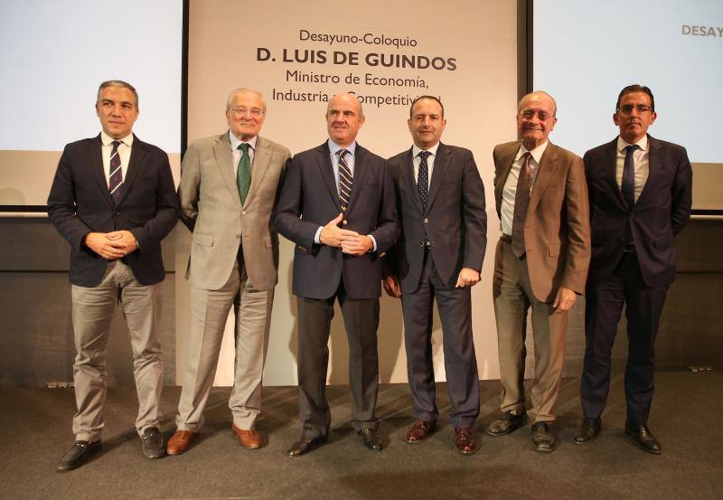 El ministro de Economía, Industria y Competitividad, Luis de Guindos, repasó el estado de la economía española en un desayuno coloquio organizado por SUR y Unicaja Banco.