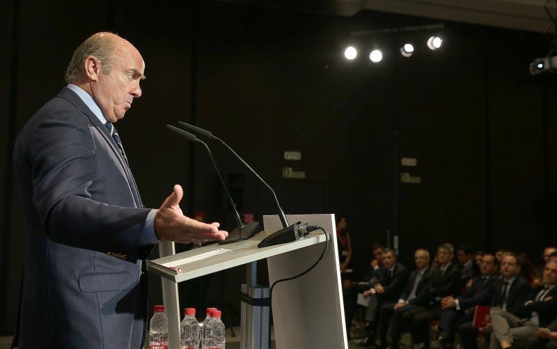 El ministro de Economía, Industria y Competitividad, Luis de Guindos, repasó el estado de la economía española en un desayuno coloquio organizado por SUR y Unicaja Banco.