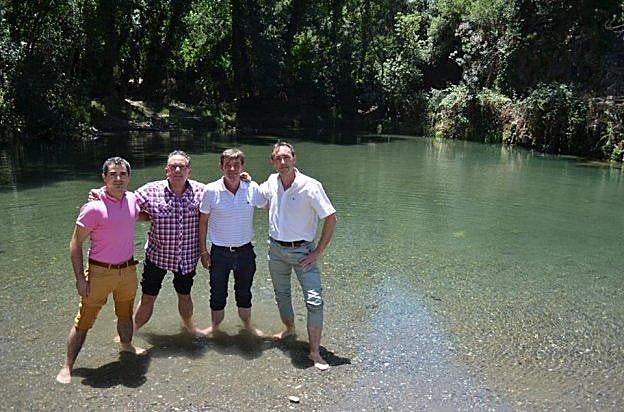 Los alcaldes Miguel Ángel Herrera, Pedro Godino, José Manuel López y David Sánchez en el río. 