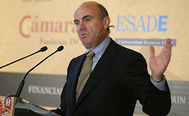 Luis de Guindos habla en una conferencia. 