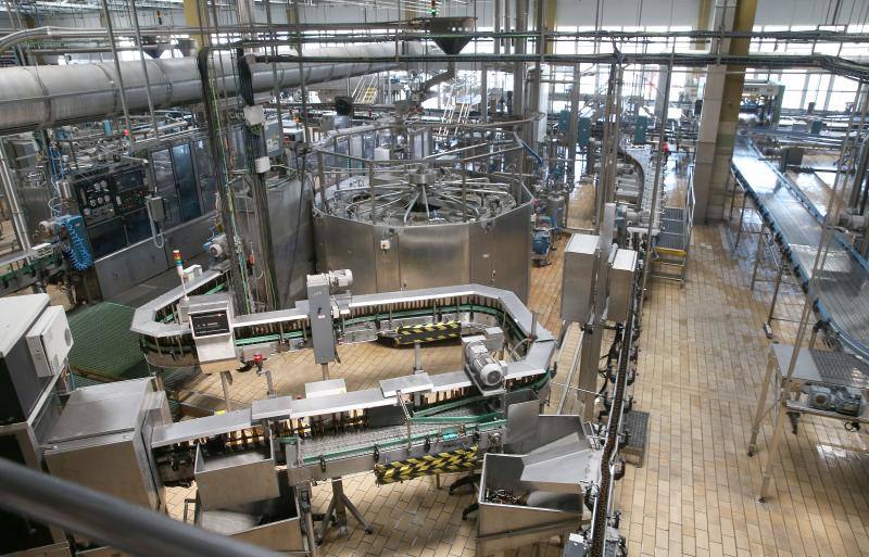 La planta cervecera, que cumple 51 años de historia, tiene una plantilla media de 125 empleados directos y realiza compras a proveedores locales por valor de 14 millones de euros. Produce más de 150 referencias distintas de las marcas San Miguel, Alhambra y Mahou