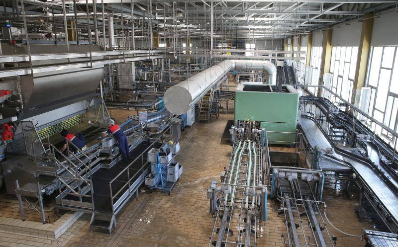 La planta cervecera, que cumple 51 años de historia, tiene una plantilla media de 125 empleados directos y realiza compras a proveedores locales por valor de 14 millones de euros. Produce más de 150 referencias distintas de las marcas San Miguel, Alhambra y Mahou