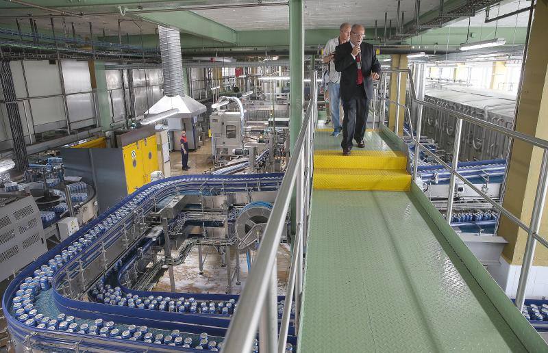 La planta cervecera, que cumple 51 años de historia, tiene una plantilla media de 125 empleados directos y realiza compras a proveedores locales por valor de 14 millones de euros. Produce más de 150 referencias distintas de las marcas San Miguel, Alhambra y Mahou