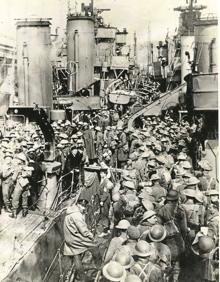 Imagen secundaria 2 - En la imagen superior, vehículos abandonados por el Ejército británico en Dunkerque, donde los zapadores e ingenieros construyeron un espigón con camiones para facilitar el rescate. Por último, un barco lleno de soldados ingleses llega al Reino Unido. 