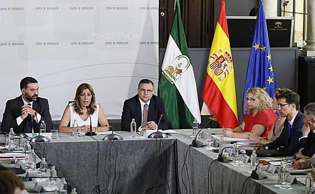 Susana Díaz y el consejero, Javier Fernández, presiden el Consejo Andaluz de Turismo. 