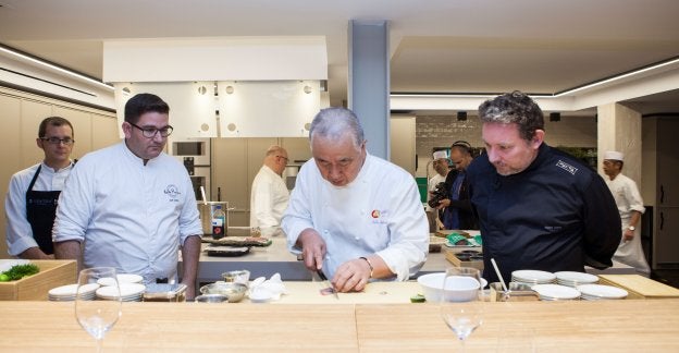 Nobu, en Marbella, custodiado por dos pinches de excepción, Dani García y Albert Adrià. :: Daniel Bartolomé