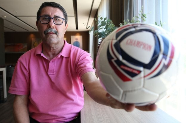 Torres posa para SUR con uno de los balones de fútbol-sala que guarda en su casa. 