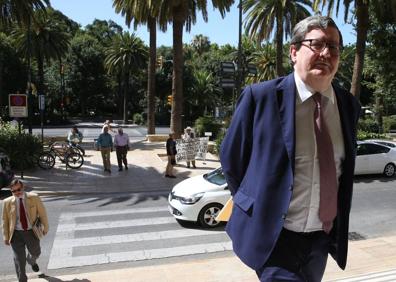 Imagen secundaria 1 - Abajo, Juan Manuel Bonet y Eduardo Mendoza 