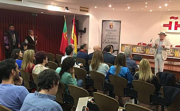 Imagen principal - Abajo, Juan Manuel Bonet y Eduardo Mendoza 