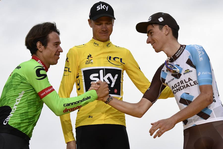 Rigoberto Urán y Romain Bardet, segundo y tercero de la general, respectivamente, se estrechan la mano ante la mirada del vencedor, Chris Froome. 