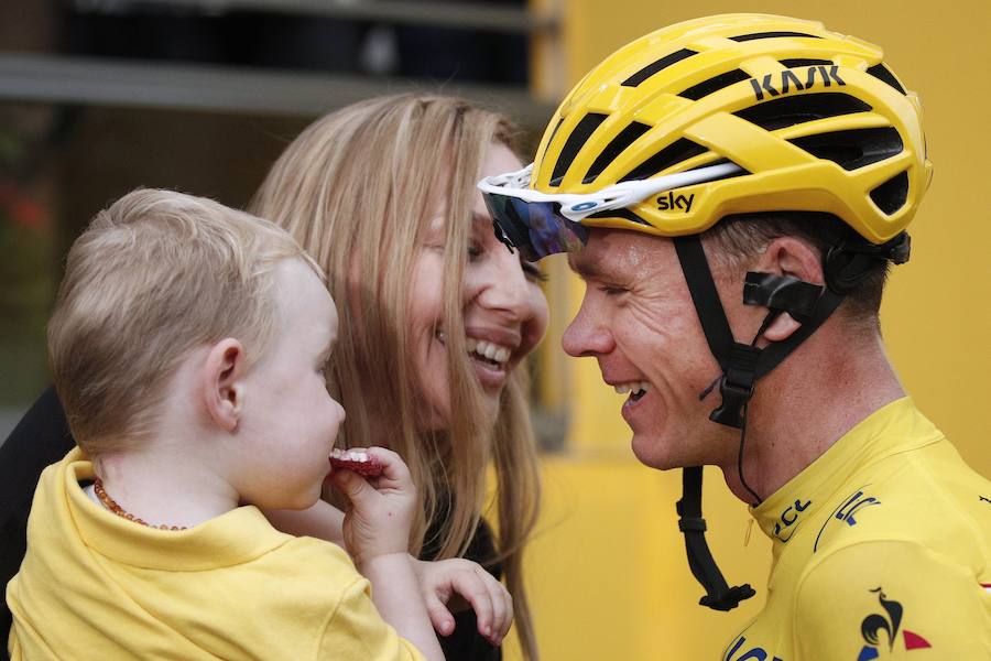 Chris Froome mira a su hijo en presencia de su esposa Michelle. 