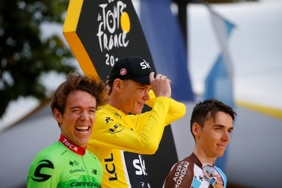 Rigoberto Urán, segundo clasificado; Chris Froome, primero; y Romain Bardet, tercero, en el podio de los Campos Elíseos. 